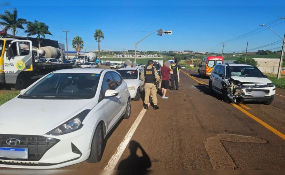 Carros danificados após engavetamento na BR-369