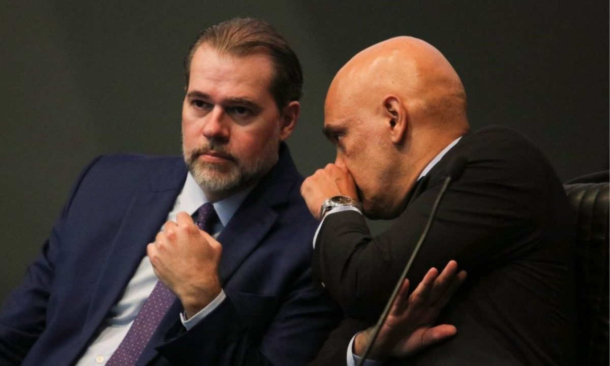 O Banco Master pagou cerca de R$ 543 milhões a 91 escritórios de advocacia entre 2022 e 2025, ano em que foi liquidado pelo Banco Central. A imagem mostra Dias Toffoli e Alexandre Moraes, ambos do STF, juntos. Escritórios ligados a esposas deles receberam dinheiro do Master.