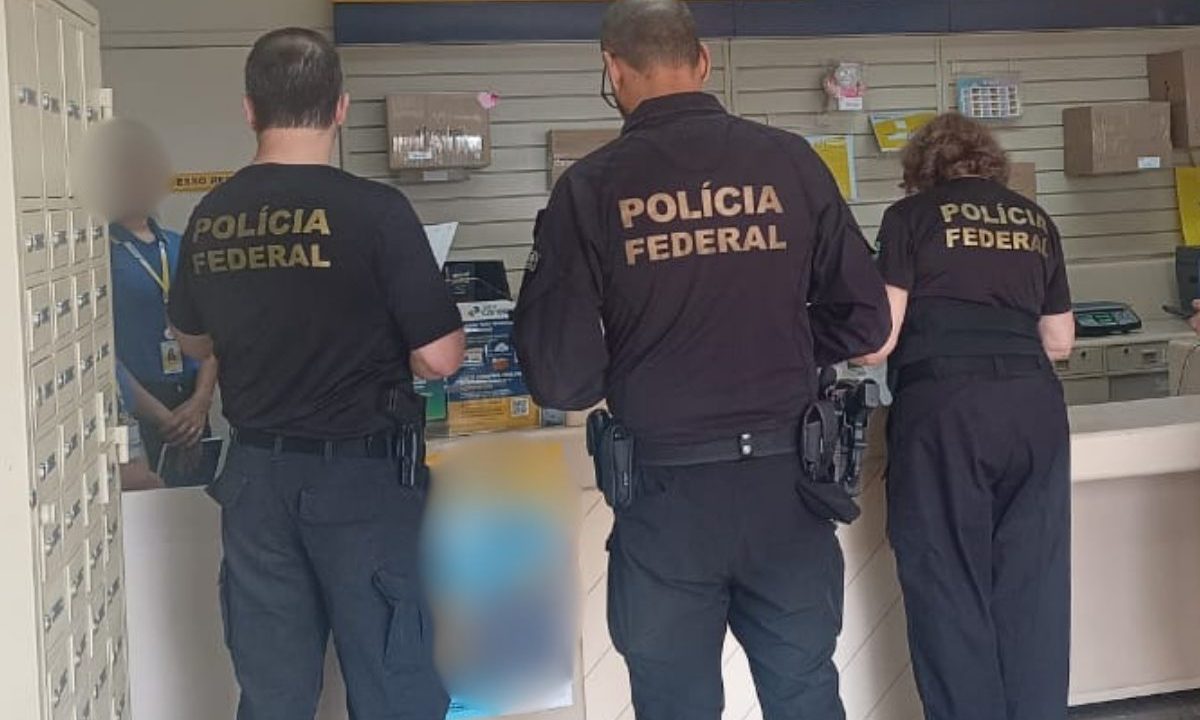 Policiais federais realizam operação em agência dos Correios para apurar esquema de etiquetas falsificadas.