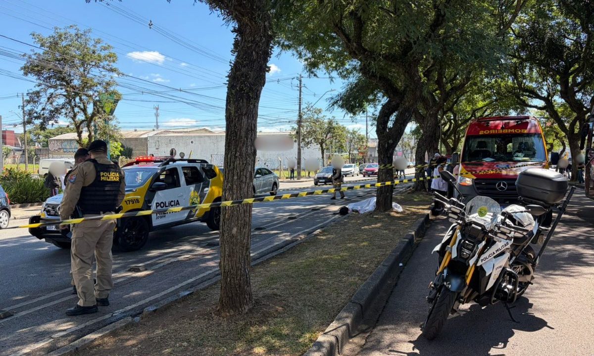 Foto do acidente onde estudante morreu atropleado por ônibus Ligieirinho, em Curitiba.
