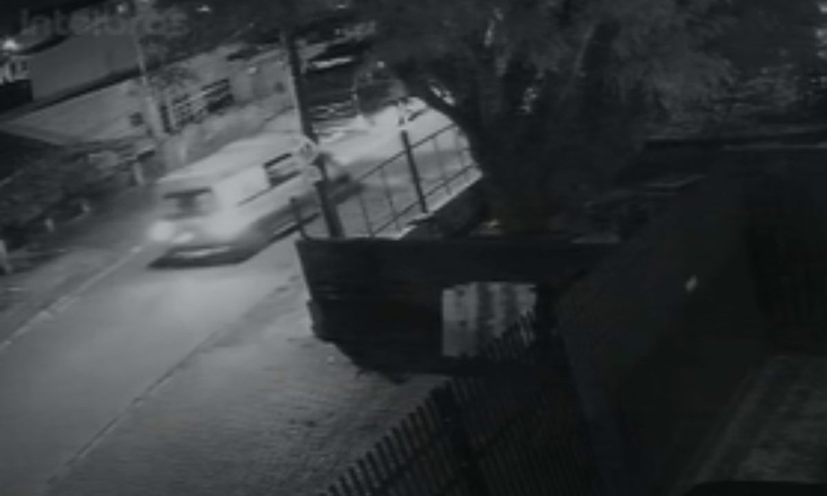 Imagem mostra a ambulância chegando para atender o ex-lutador baleado pela esposa. Imagem está em preto e branco.