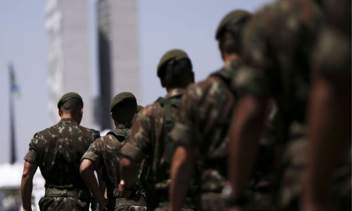 Relatório do Coaf aponta repasses de R$ 39 milhões do Exército ao Banco Master em operações de crédito consignado. A imagem mostra militares do Exército.