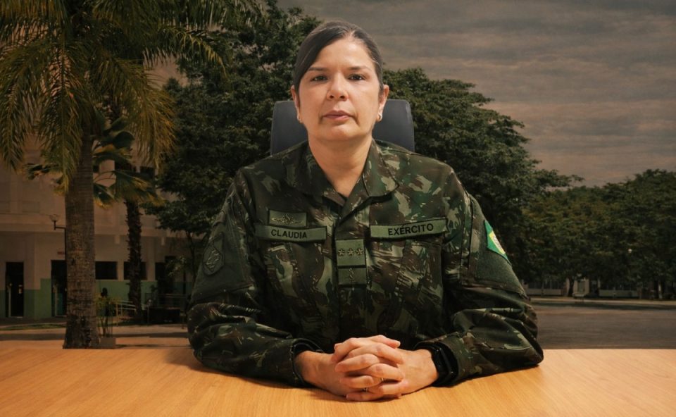 Claudia Lima Gusmão Cacho, primeira mulher general do Exército Brasileiro. 