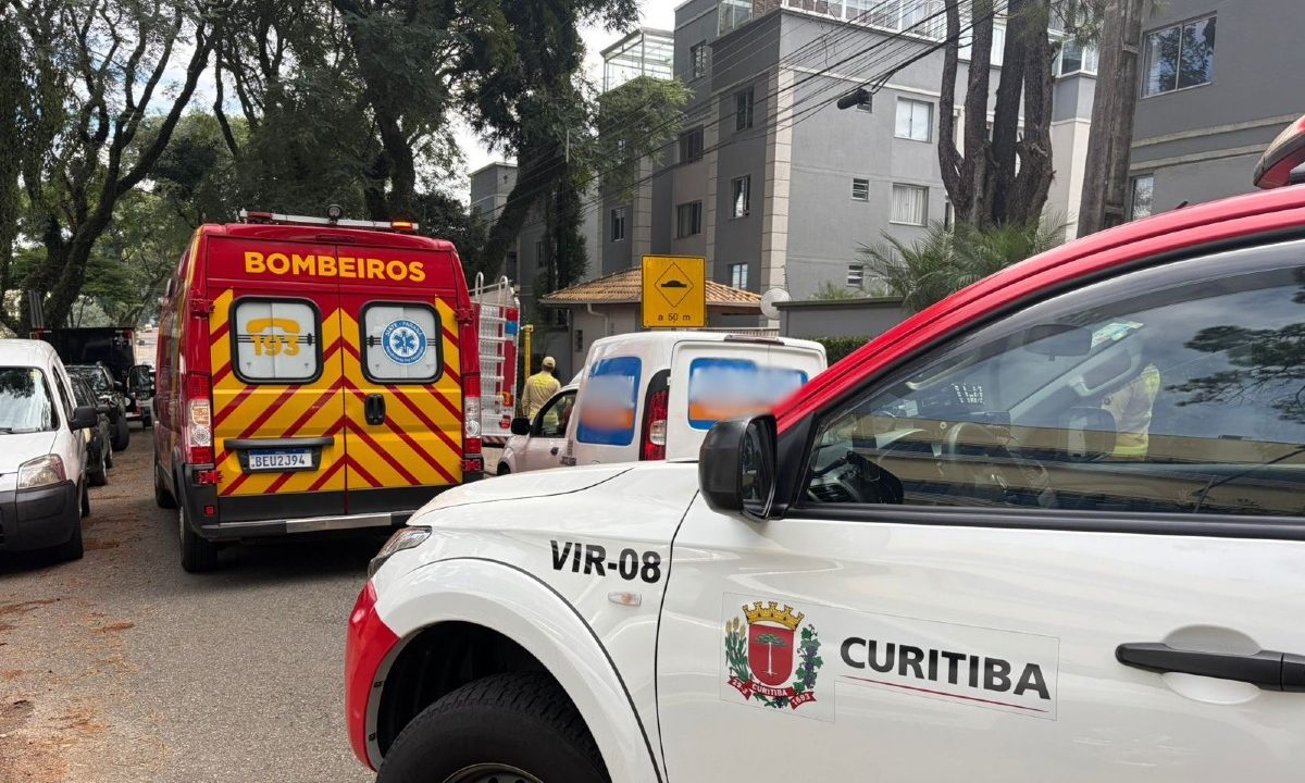 Ambulâncias do Corpo de Bombeiros e do Samu na parte de fora do apartamento onde ocorreu uma explosão no bairro Portão, em Curitiba.