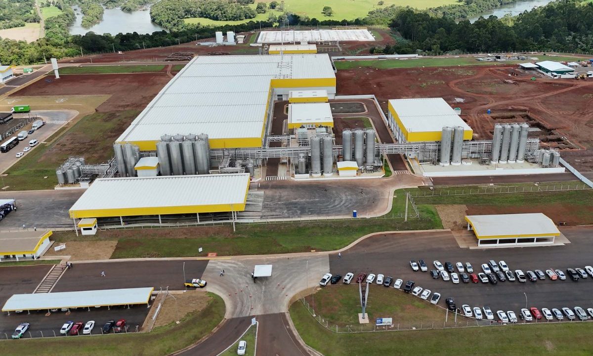 Imagem mostra nova fábrica no Paraná, que gerou várias vagas de emprego.
