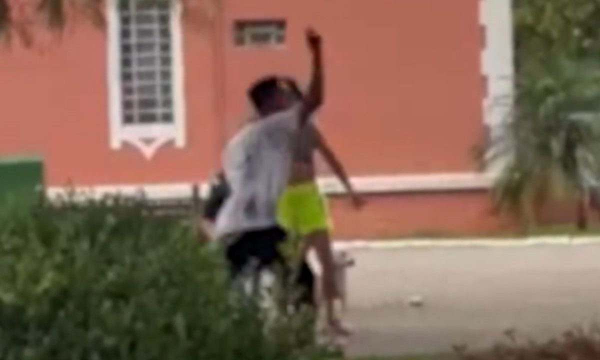 Momento de briga entre dois homens em frente a uma igreja no centro de Campo Largo. Discussão termina em facada
