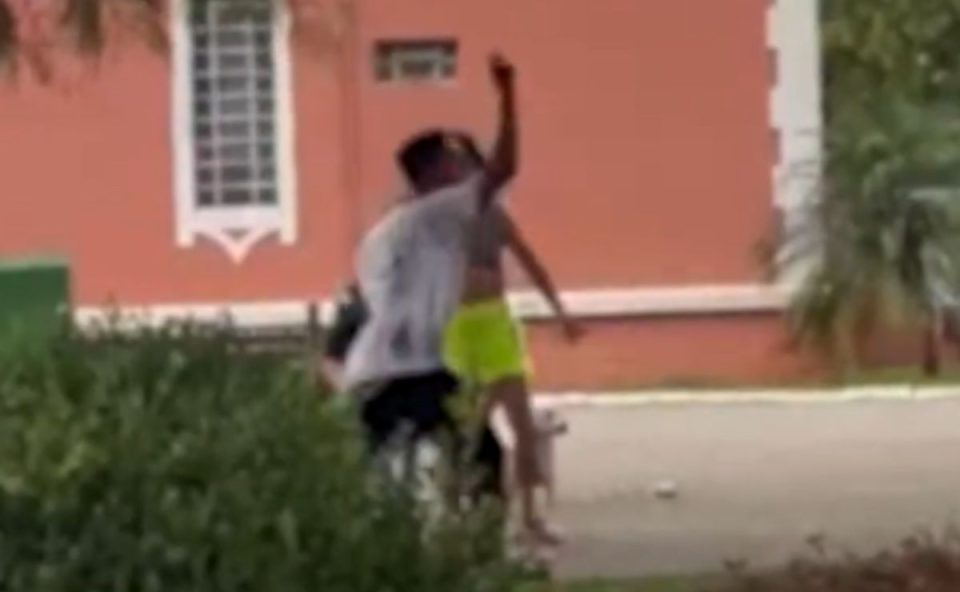Momento de briga entre dois homens em frente a uma igreja no centro de Campo Largo. Discussão termina em facada