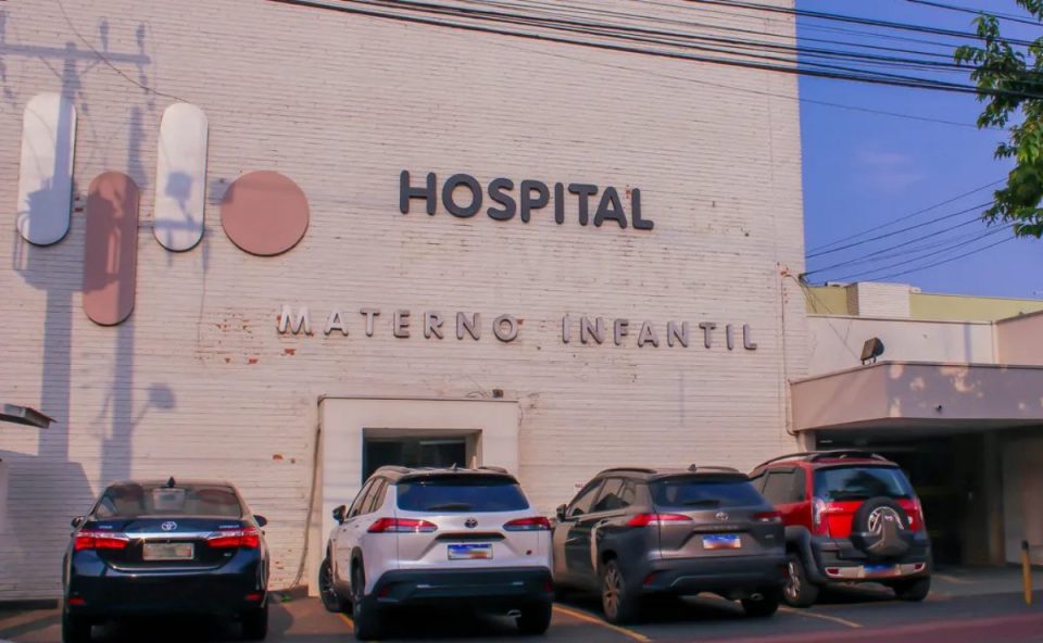 Foto do hospital onde falso médico aplicou golpe em mãe com bebê internada.