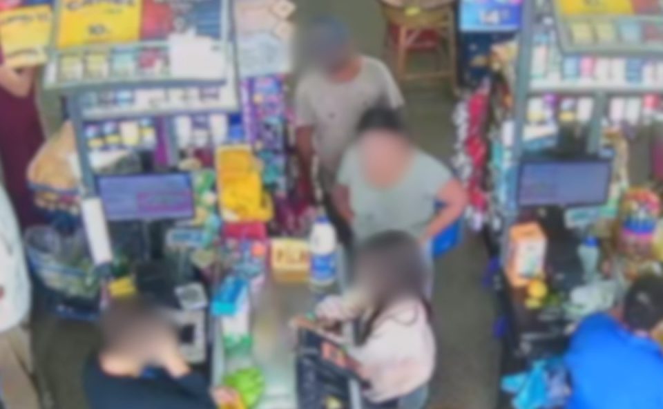 Imagem está borrada para preservar a identidade dos envolvidos e mostra o falso pastor na fila do mercado atrás das meninas. Na rua, ele perseguiu as duas e abordou falando em 'oração gostosa'. Ele está de máscara preta e preta, camiseta cinza. A adolescente está com cabelo preso e camisa verde clara. A criança com cabelo solto e blusa rosa no caixa do mercado.