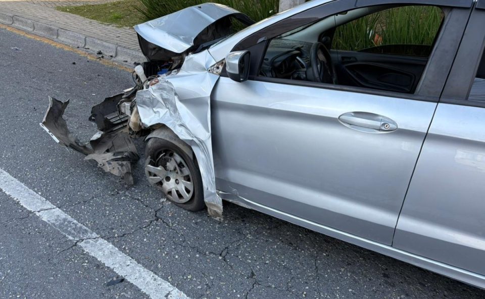 Foto mostra carro prata com frente destruída após colisão entre três veículos que deixou família que voltava de chá revelação ferida