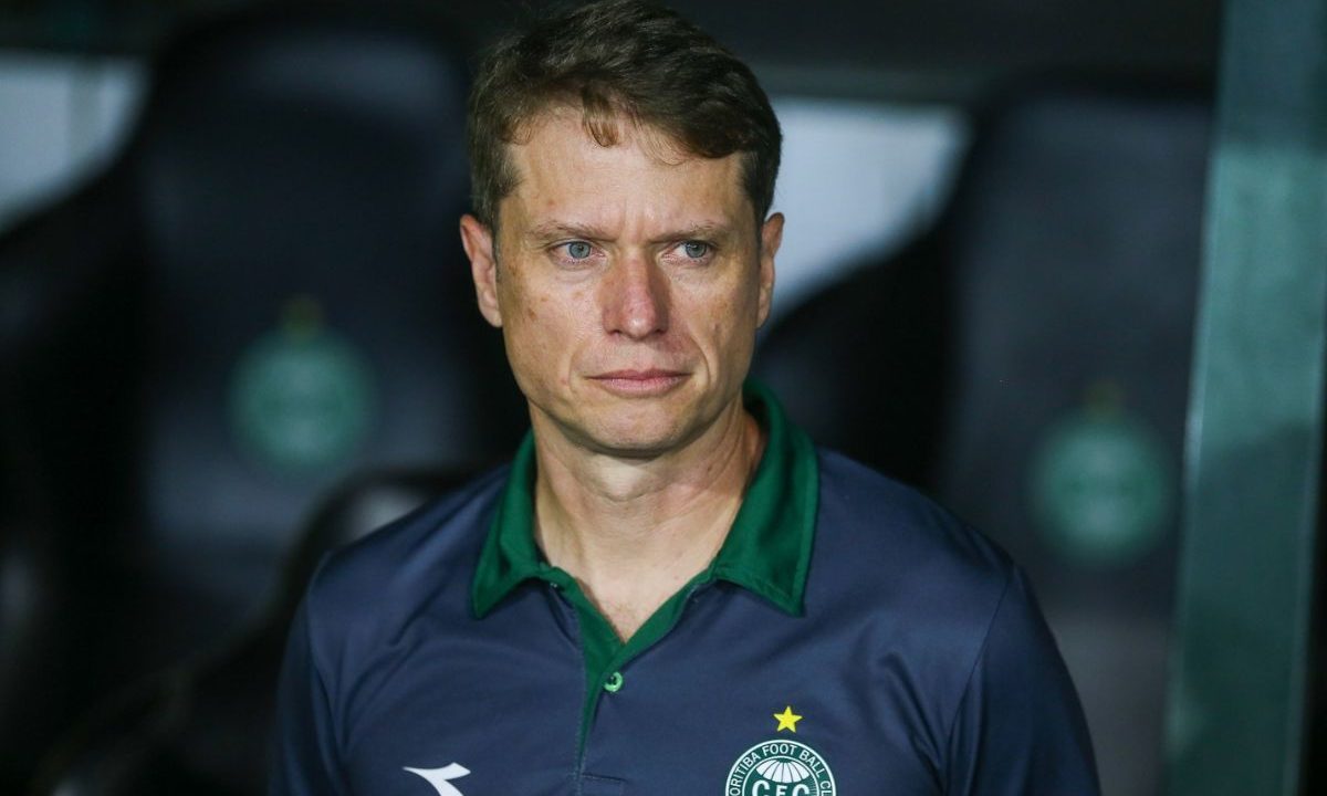 Fernando Seabra, técnico do Coritiba, aparece em close à beira do campo no Couto Pereira, com expressão séria após o empate contra o Fluminense, em meio a discussões sobre arbitragem.