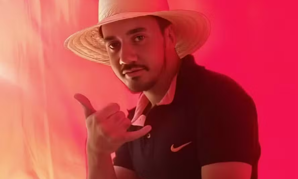 Foto mostra Rafael Garcia Pedroso, homem que matou mãe de seu assassino há dez anos. Ele usa um chapéu de palha, faz um sinal com a mão e tem a pele parda.