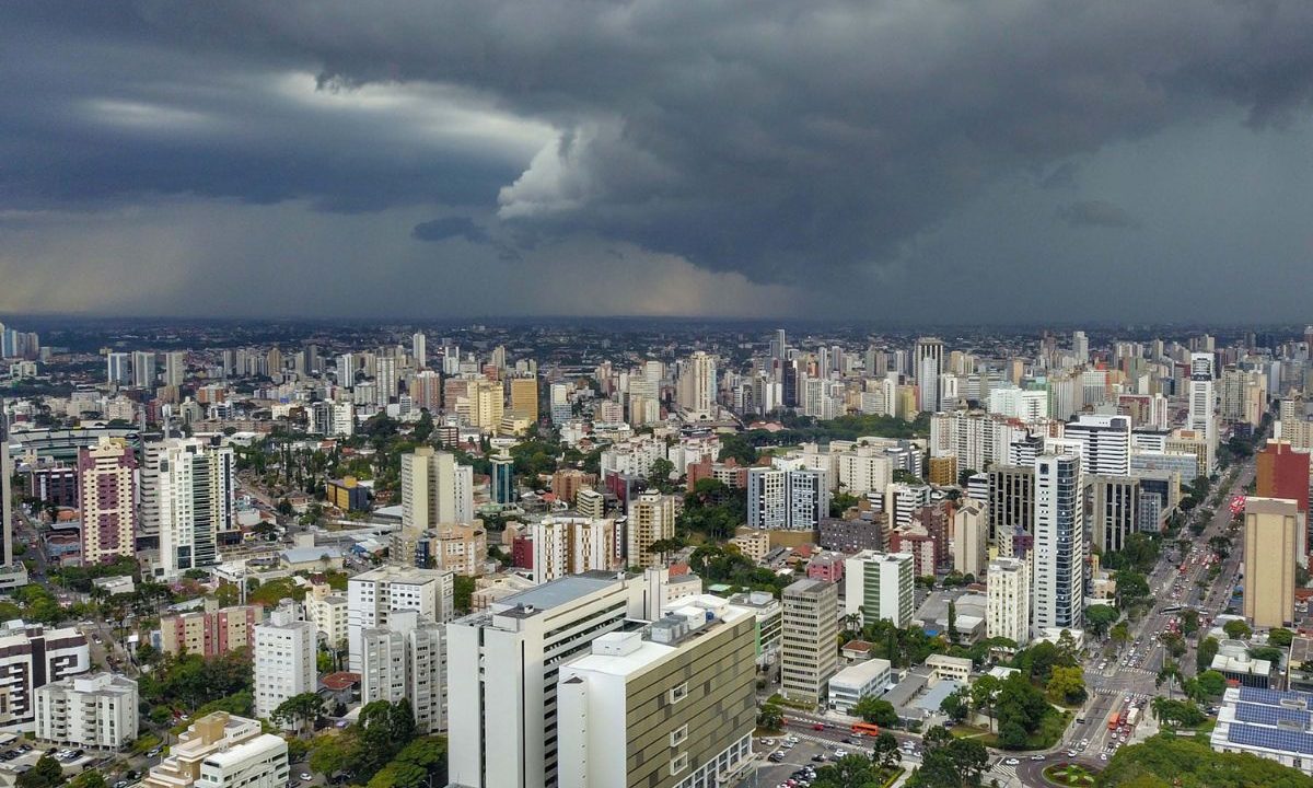 foto do céu cinza com nuvens para ilustrar a previsão do tempo e chegada de frente fria e ciclone em curitiba