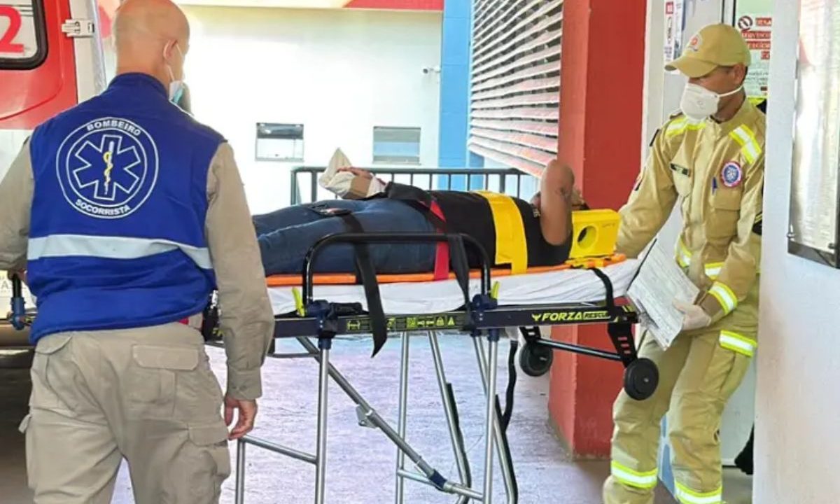 Funcionária que teve braço esmagado sendo tirada da fábrica de maca por socorristas do Siate
