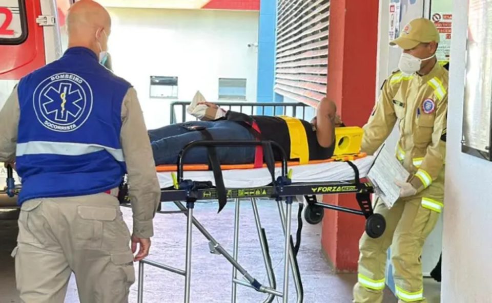 Funcionária que teve braço esmagado sendo tirada da fábrica de maca por socorristas do Siate