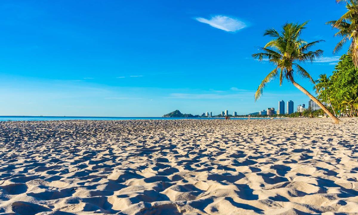Foto mostra praia após funcionário ser demitido por justa causa