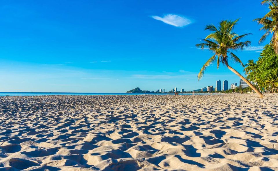 Foto mostra praia após funcionário ser demitido por justa causa