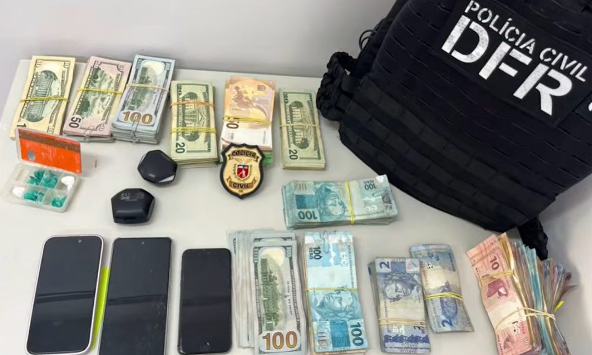 Foto do dinheiro apreendido furtado por funcionário que pegou 200 mil doláres de casa de câmbio para gastar em motel.