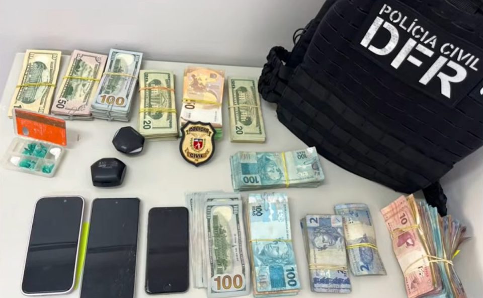 Foto do dinheiro apreendido furtado por funcionário que pegou 200 mil doláres de casa de câmbio para gastar em motel.
