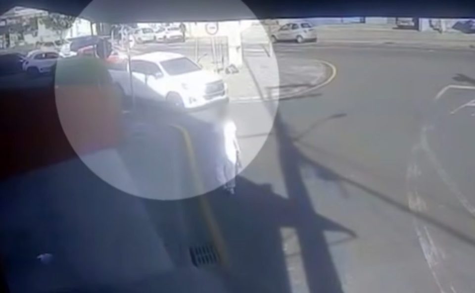 Dupla suspeita de intregrar a Gangue da Hilux foi presa na terça-feira em Curitiba. Imagem mostra uma caminhonete Hilux branca sendo levada pela rua.