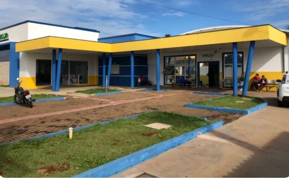 Imagem mostra a UPA onde a garota de programa atacada pela colega de profissão foi atendida. A unidade de saúde é amarela e azul, tem bancos na parte de fora e portas de vidro. Há um gramadinho na frente.