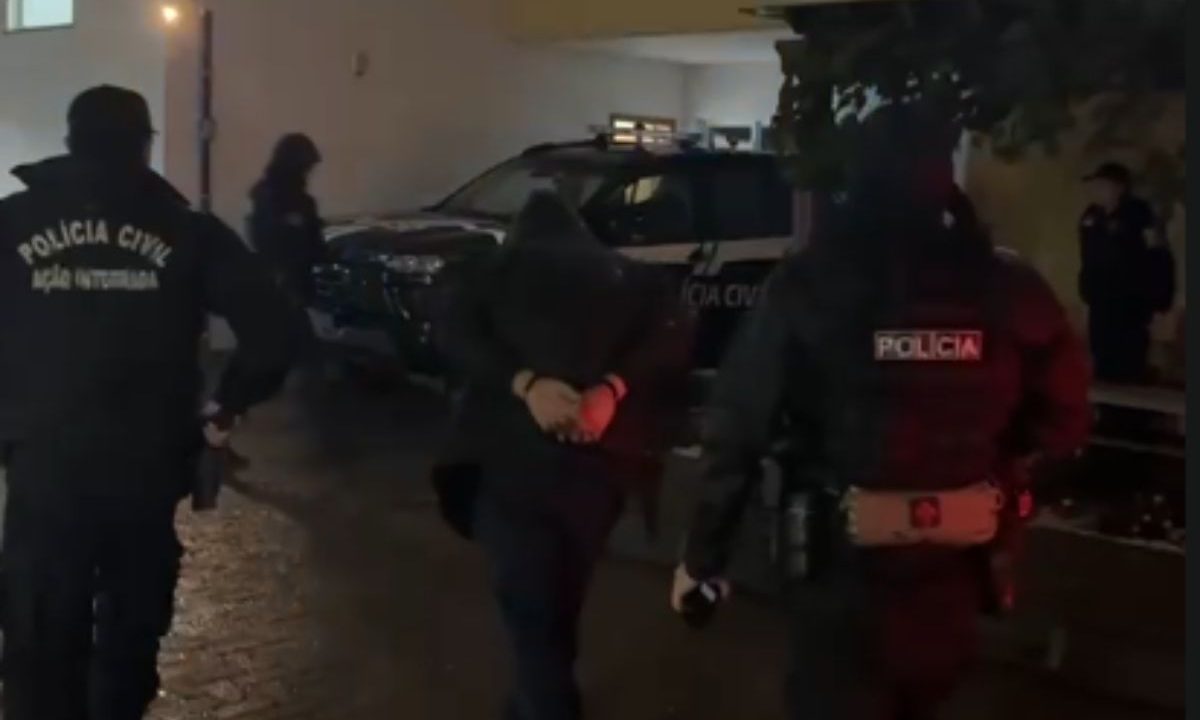 momento em que o gerente do tráfico é preso depois de executar homem no parolin