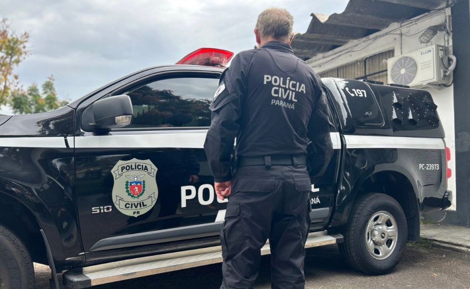 foto de um policial civil na frente de uma viatura para ilustrar a operação que prendeu 25 pessoas devido a golpes de consórcio em curitiba 