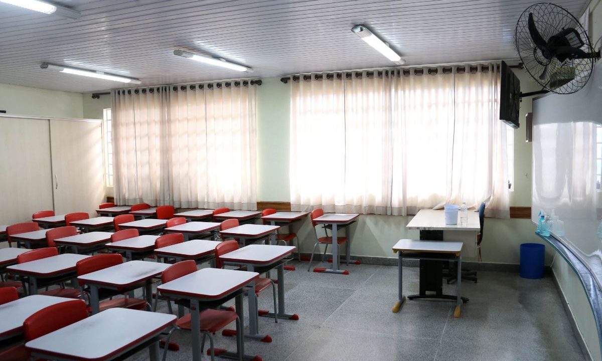 Sala de aula vazia em escola municipal de Curitiba em meio à discussão sobre greve de professores