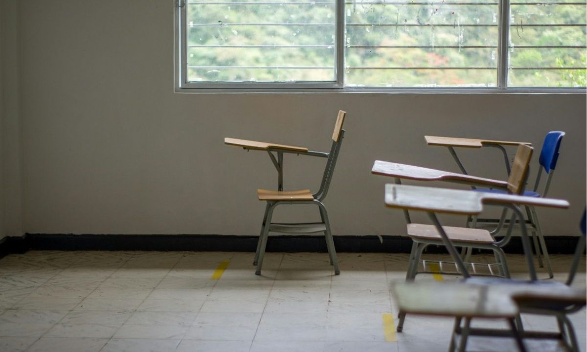 Denúncia aponta que estudantes de medicina em Curitiba teriam feito apostas para cometer crimes sexuais contra colegas. A imagem mostra uma sala de aula universitária.