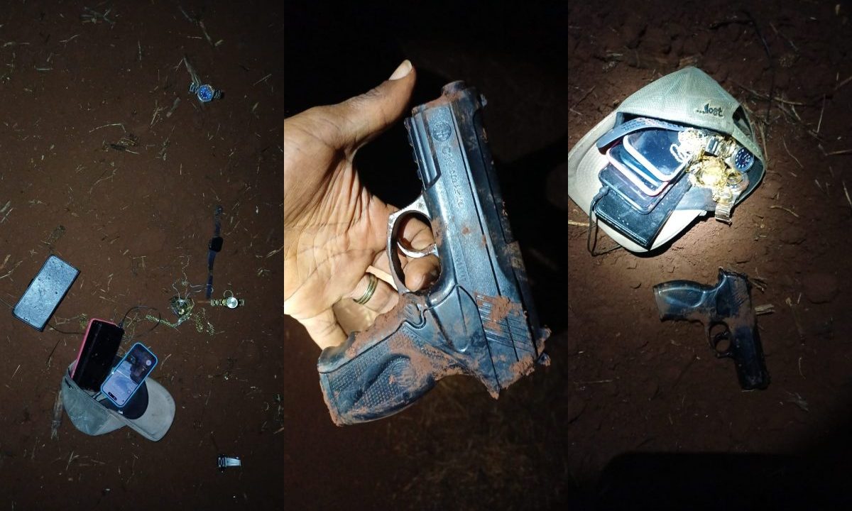 Colagem de três fotos mostra objetos de roubo a ônibus com pertences de passageiros recuperados, como relógios, anéis e joias sujos de terra, além de uma pistola usada pelos criminosos
