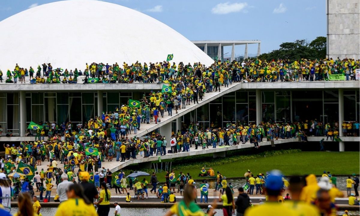 STF concede prisão domiciliar a idosos condenados por atos de 8 de janeiro. A imagem mostra pessoas no ivadindo o Congresso, no dia 8 de janeiro.