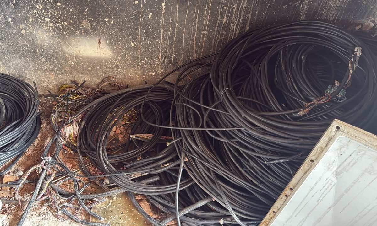 Fios de telefonia armazenados em um barracão em Quatro Barras após operação policial que prendeu um grupo de cinco adultos e apreendeu mais de uma tonelada de cabos.