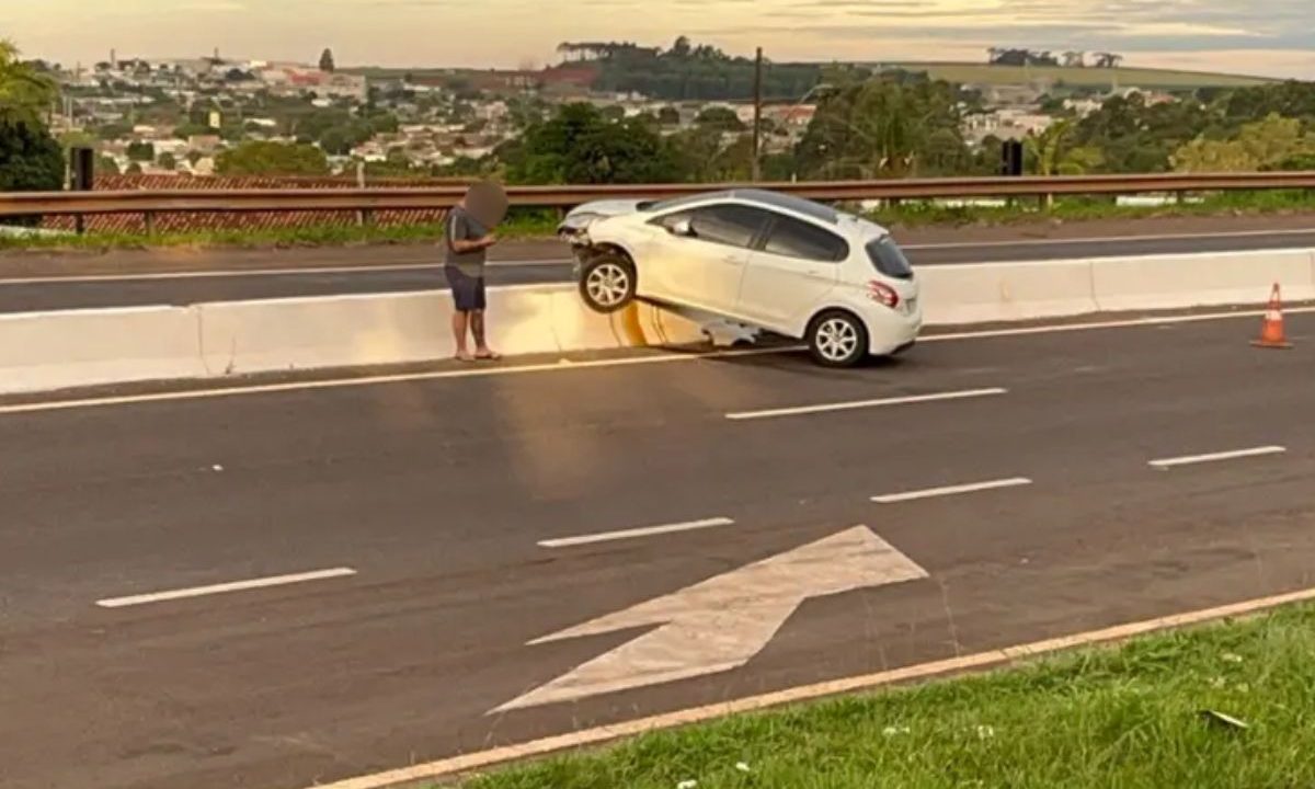 Carro preso no guard rail da BR-467