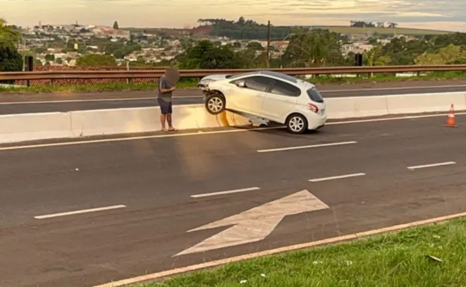 Carro preso no guard rail da BR-467