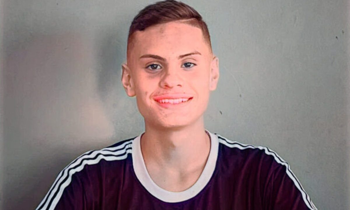 Guarda municipal que matou adolescente em abordagem em Curitiba é exonerado. Imagem mostra o adolescente morto. Ele é branco, com cabelo curto e sorri pra foto. Usa camiseta preta.