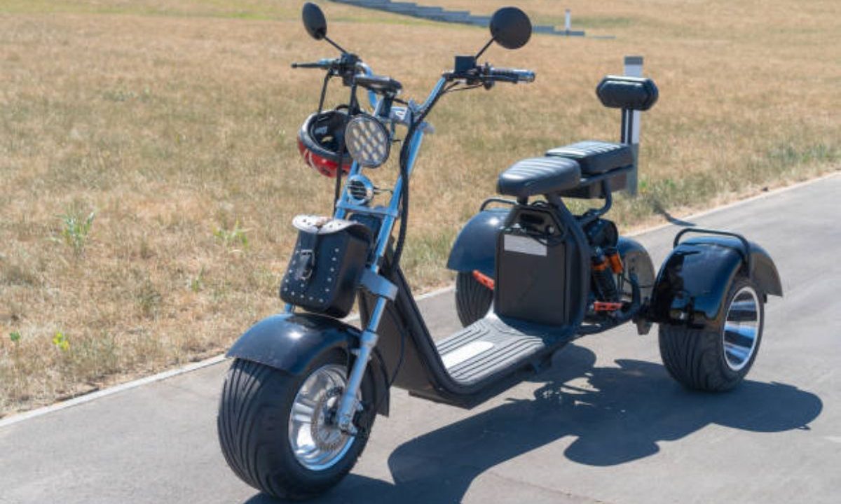 Moto elétrica PARADA NA ESTRADA. O VEÍCULO AGORA EXIGE HABILITAÇÃO