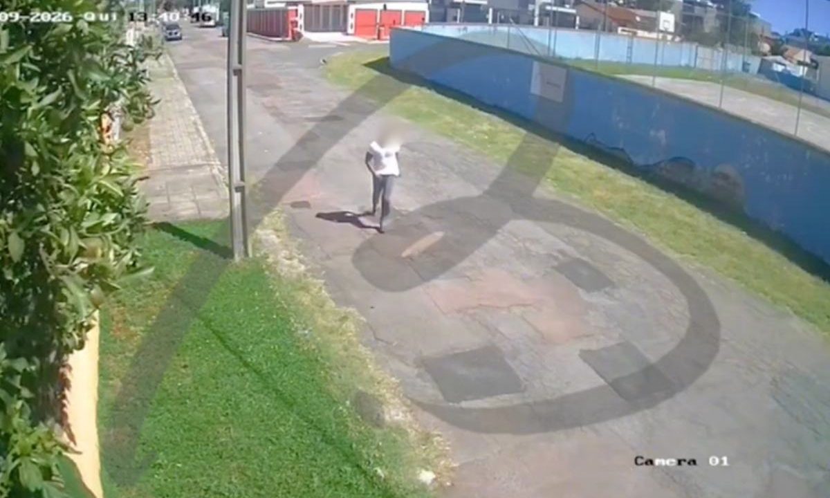 Momento em que homem foge pela rua após tentar abusar de jovem em assalto