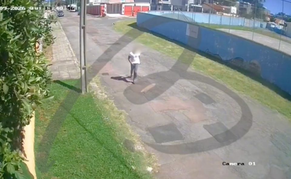 Momento em que homem foge pela rua após tentar abusar de jovem em assalto