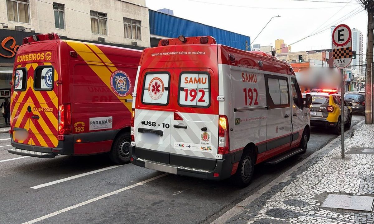 Imagem mostra atendimento no caso do homem agredido no Centro de Curitiba.