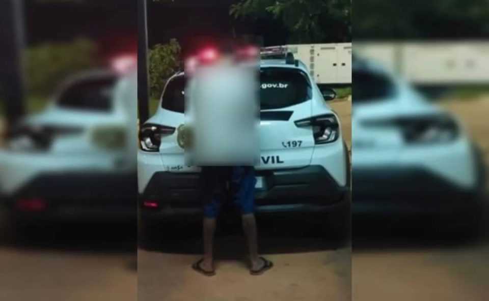 Foto mostra homem preso após agredir namorada