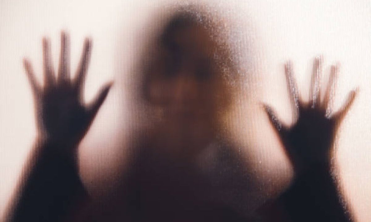 Mulher atrás de vidro embaçado; mãe e irmã sofriam ameaças do homem