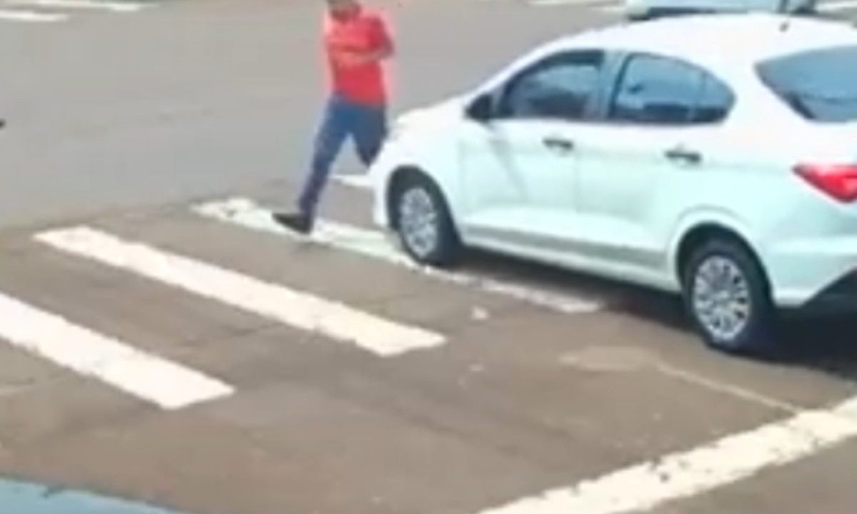 Imagem mostra homem prestes a ser atropelado no Centro de Cascavel.