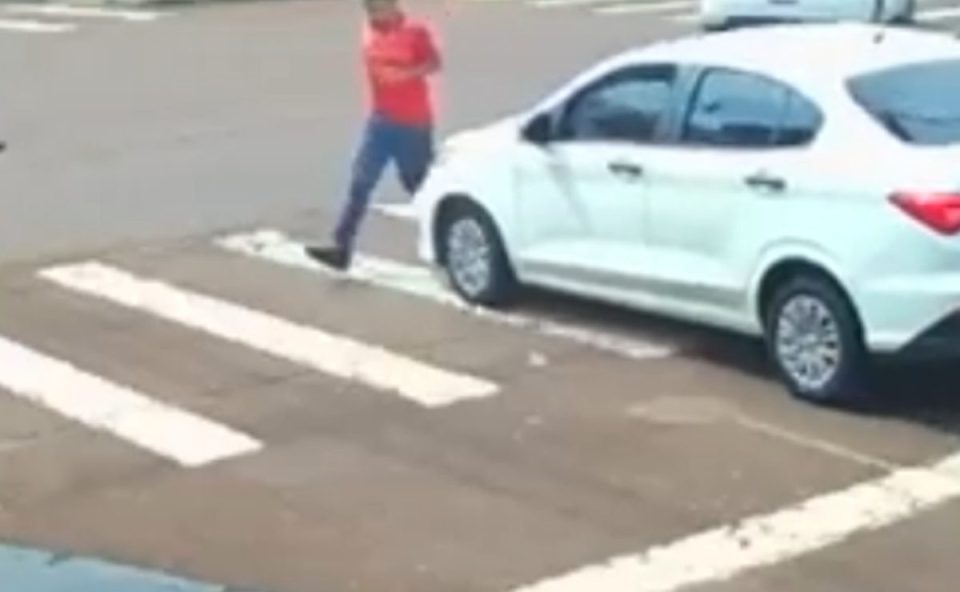 Imagem mostra homem prestes a ser atropelado no Centro de Cascavel.