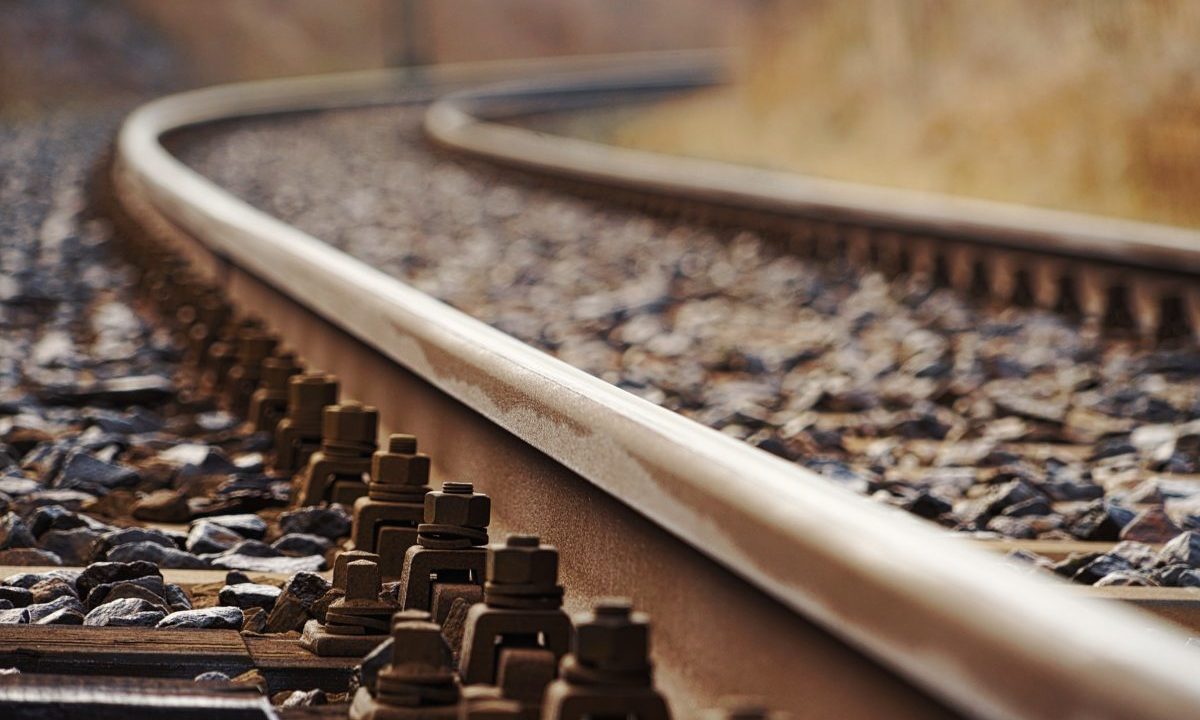 Imagem ilustrativa para o caso de um homem que ligou para polícia afirmando ter colocado o bebê no trilho do trem. Imagem mostra o trilho de um trem.