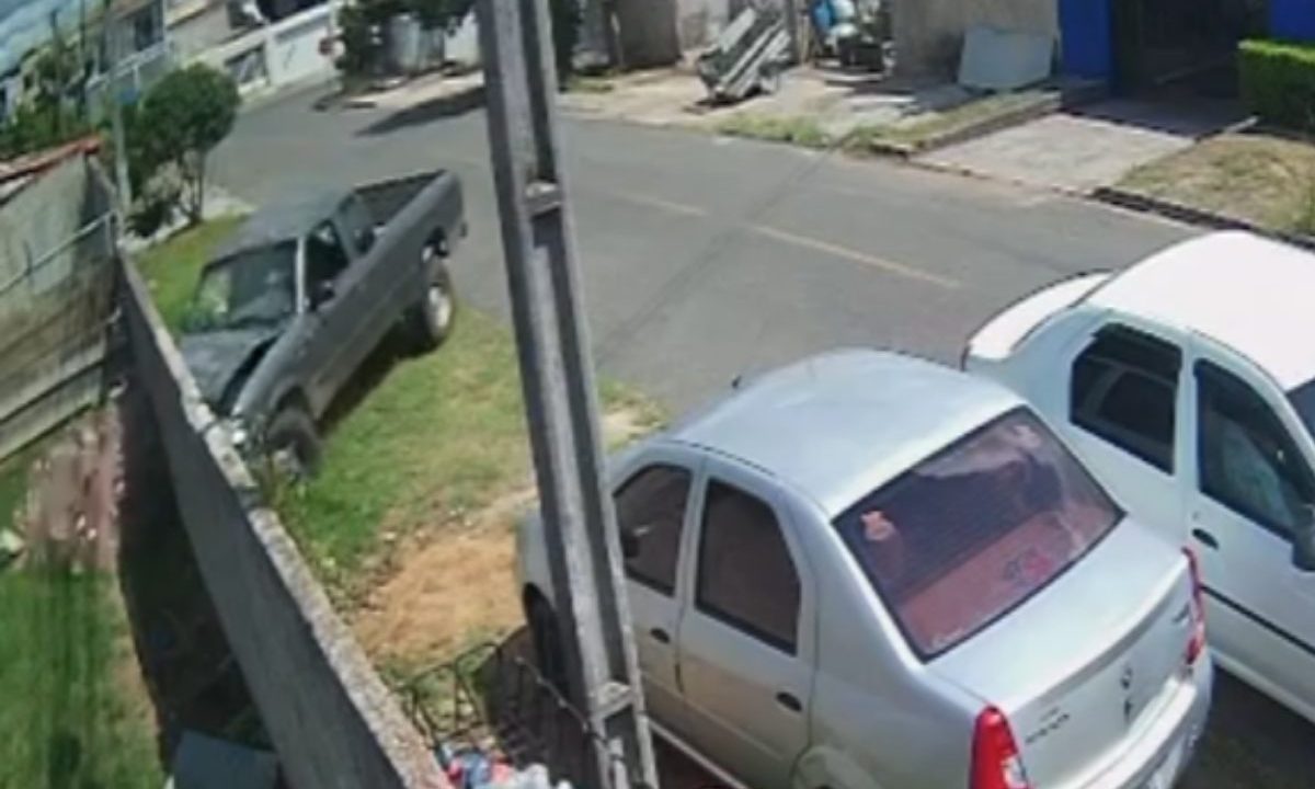 Vídeo mostra homem jogando caminhonete contra muro.