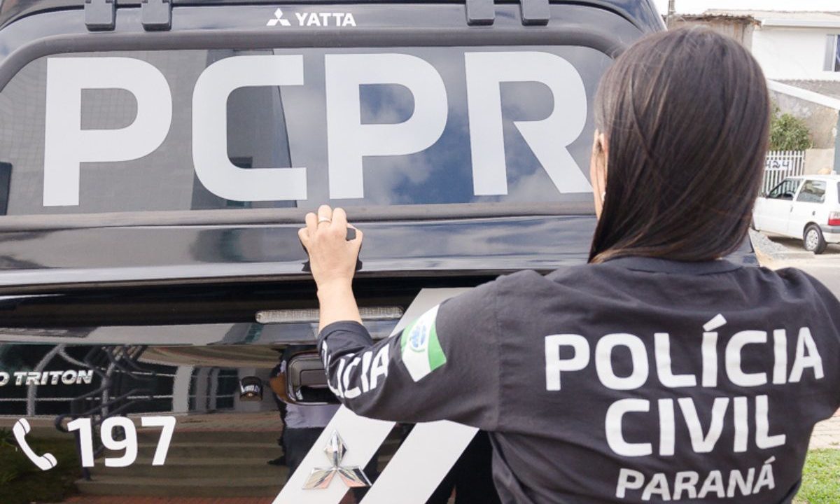 foto de uma viatura da polícia civil e uma policial para ilustrar o homem que foi preso por divulgar fotos íntimas da ex