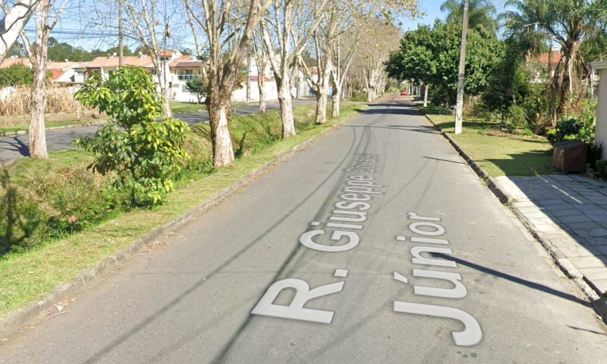 Imagem do Google Street View que mostra a rua onde homem esfaqueado foi socorrido por equipes de socorro na Cidade Industrial de Curitiba (CIC).