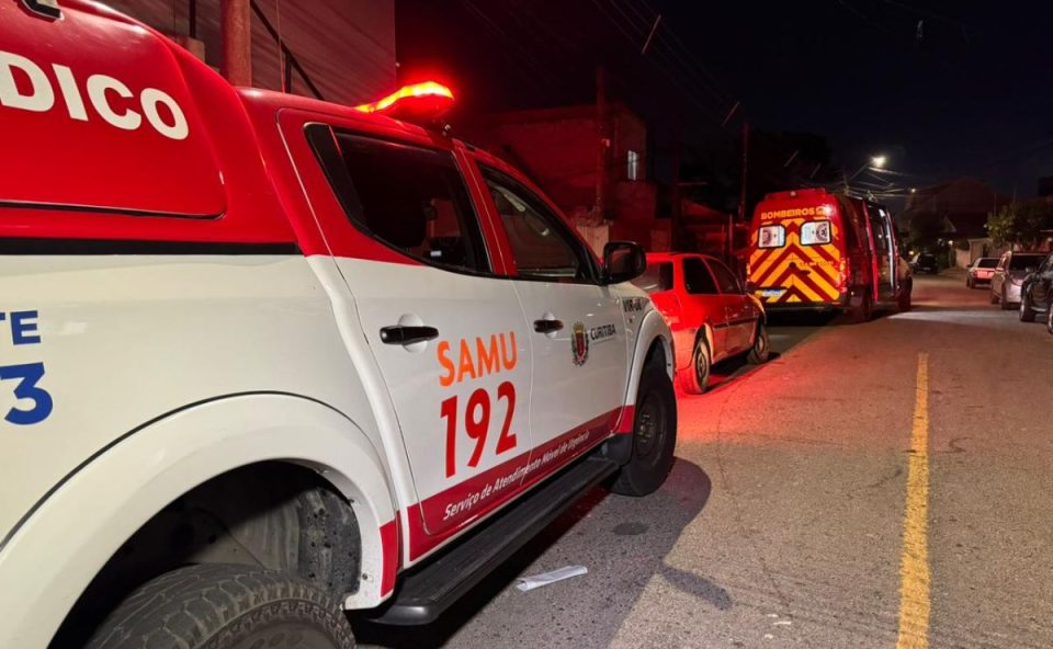 foto do local onde o homem esfaqueado foi atendido, em curitiba. na foto aparece a ambulância do samu e do siate