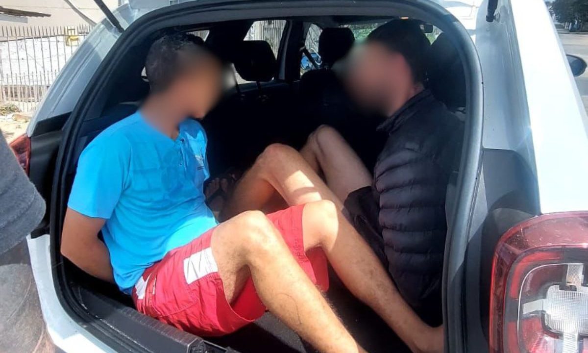 foto dos suspeitos presos após homem ser esfaqueado durante cobrança de dívida em curitiba