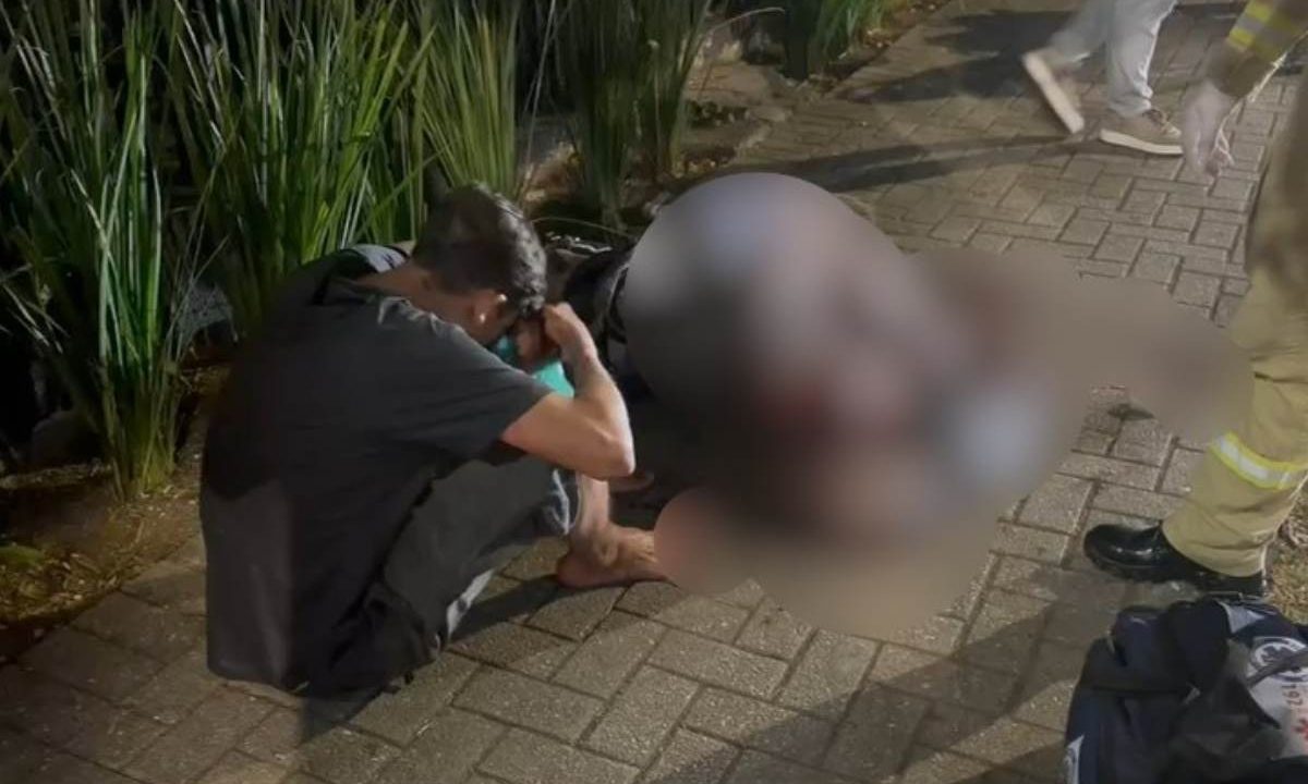 Homem espancado a pedradas nas Mercês e suspeito ao lado no chão